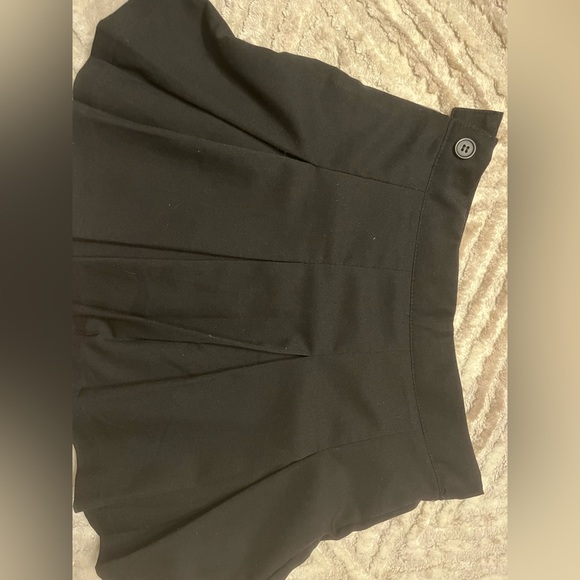 H&M Short, pleated skirt, stretch twill. Button and concealed zipper SIZE 2 - Picture 6 of 6